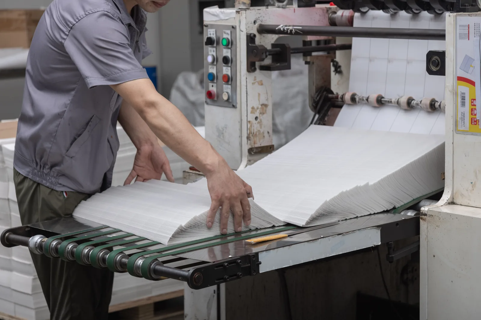 precision slitting and converting machine for packaging materials
